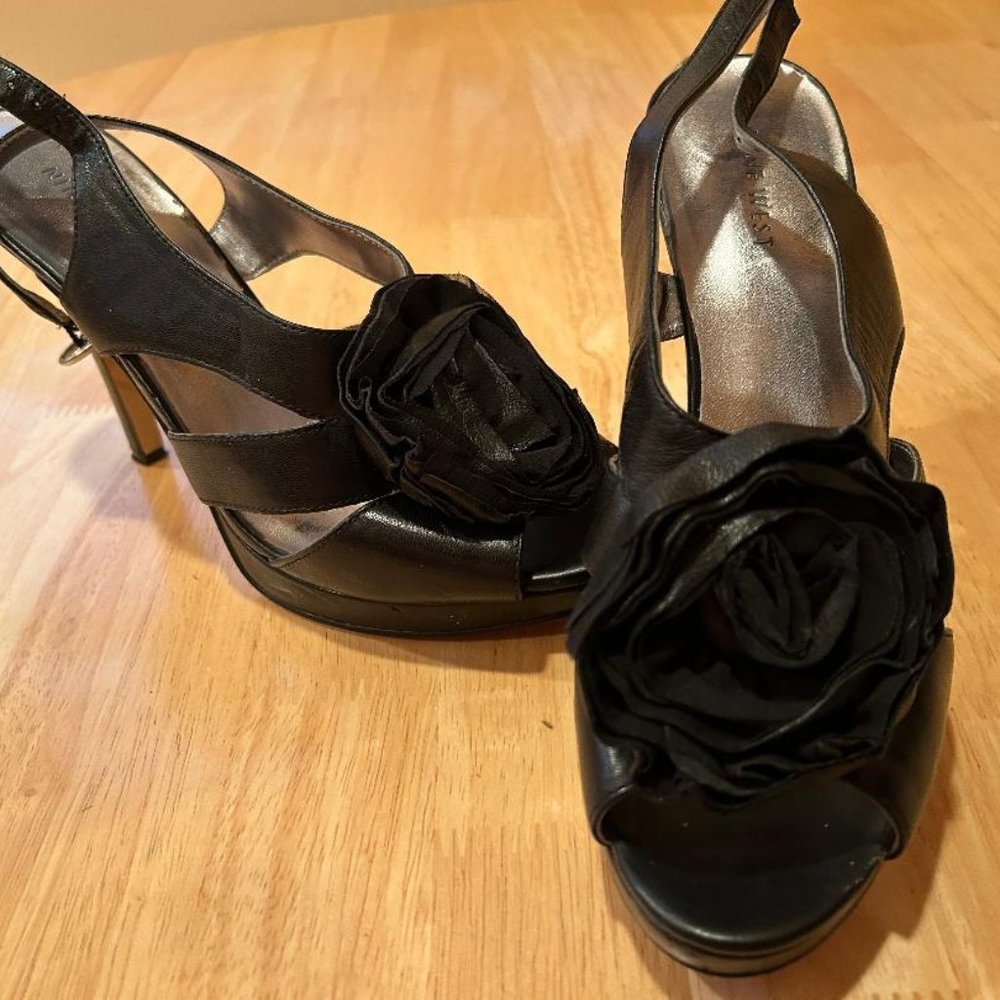 NINE WEST Black Sandals With Flowers (Size 9.5)
